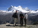 Trekkingtouren in Peru, Trekkingtouren in Huaraz, Santa Cruz Trekking, Tamara und Freunde vor der Cordillera Blanca